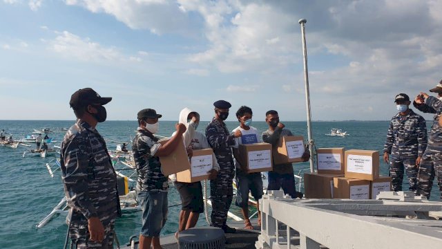 Sambut HUT Ke-76 TNI AL, KRI Badau-841 Distribusi Paket Sembako di Perairan Galesong