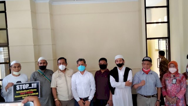 Para pengurus Front Persaudaraan Islam (FPI) Makassar, di Kantor DPRD Sulsel, Kamis (2/9). (trotoar.id).