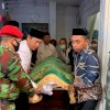 Gotong Jenazah KH Iskandar Tompo  Syaharuddin Alrif :  Kami Akan Lanjutkan Perjuanganmu