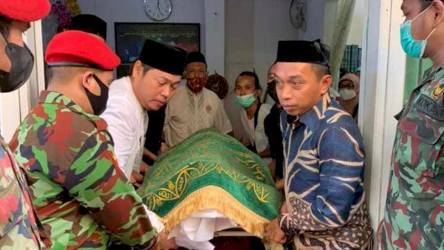 Wakil Ketua DPRD Sulsel Syaharuddin Alrif Ikut Menggotong Jenazahnya KH Iskandar Tompo 