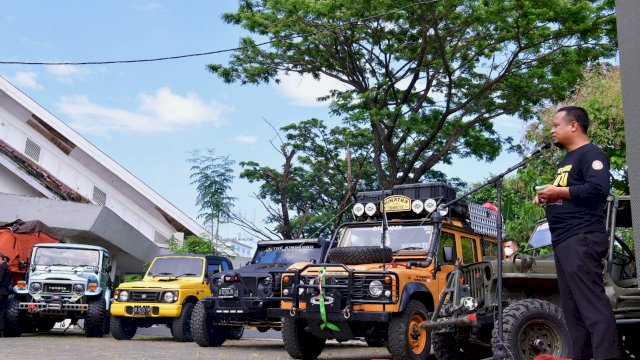 Pelaksana Tugas Gubernur Sulawesi Selatan Andi Sudirman Sulaiman mengapresiasi pelaksanaan vaksinasi Covid-19 tahap 1 yang digelar Pengurus Daerah (Pengda) Indonesian Off-Road Federation (IOF) Sulawesi Selatan bersama komunitas otomotif dan Polda Sulsel di Monumen Mandala, Makassar, Kamis (2/9/2021).