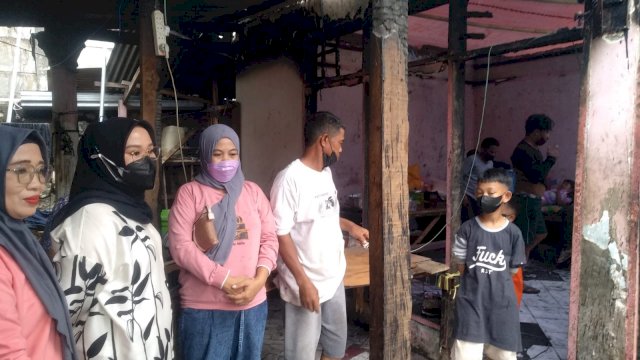 Rezki Beri Bantuan ke Korban Kebakaran di Pettarani