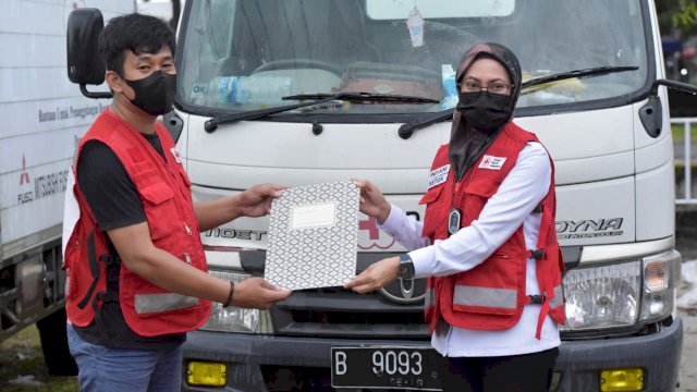 Ketua PMI Luwu Utara Indah Putri Indriani Menyalurkan Bantuan 