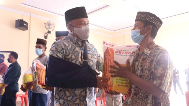 Bupati Bantaeng Ilham Azikin Melakukan penyerahan bantuan benih jagung kepada sejumlah kelompok tani di Kecamatan Eremeasa, Kamis, 2 September 2021. 