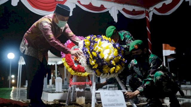 Plt Gubernur Sulsel meletakkan bunga di pemakaman prajurit yang tewas di Papua.