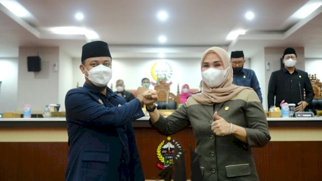 Andi Sudirman Sulaiman bersama Andi Ina Kartika Sari. (trotoar.id).
