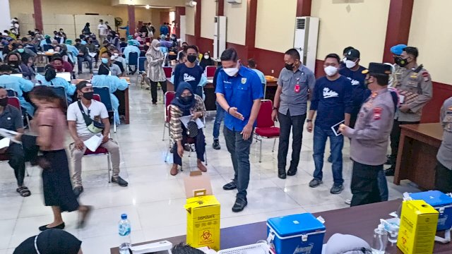Komite Nasional Pemuda Indonesia (KNPI) Sulawesi Selatan menggelar vaksinasi Covid-19 di SPN Batua, Jalan Urip Sumoharjo, Minggu (5/9/2021).