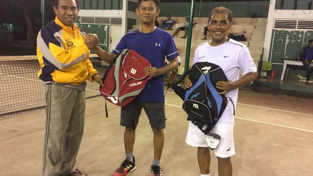 Pengurus Persatuan Lawn Tenis Indonesia (Pelti) Bantaeng menggelar pertandingan tenis Piala Kemerdekaan di lapangan Tenis Pelti, Jalan Raya lanto, Kabupaten Bantaeng, Sabtu, 4 September 2021. Setiap peserta yang ikut pada pertandingan ini diwajibkan untuk vaksin.