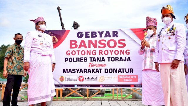 Pelaksana Tugas Gubernur Sulawesi Selatan (Sulsel), Andi Sudirman Sulaiman, menyerahkan bantuan sosial dari Pemprov Sulsel kepada Bupati Tana Toraja, Theofilus Allorerung. Penyerahan bantuan sosial itu bertepatan dengan 64 Tahun Kabupaten Tana Toraja, di area Bundaran Kolam Makale (Patung Lakipadada), Sabtu 4 September 2021.