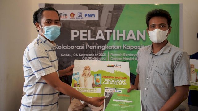 Komunitas sosial Anir Peduli menggelar pelatihan bagi puluhan pelaku Usaha Mikro, Kecil dan Menengah (UMKM) di Kabupaten Pangkep, guna meningkatkan kapasitas kewirausahaan pelaku bisnis skala mikro di daerah tersebut, Minggu (5/9/2021).