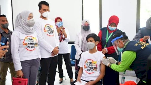 Bupati ASA bersama istrinya memantau jalannya vaksinasi massal di Sinjai.