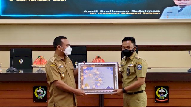 Bupati Bantaeng, DR Ilham Azikin didampingi sejumlah Kepala OPD menghadiri Penyerahan Piagam Penghargaan Top 30 Kompetisi Inovasi Pelayanan Publik Tahun 2021. Apresiasi untuk Kabupaten dan Kota Inovatif itu digelar di Ruang Rapat Pimpinan Kantor Gubernur Sulsel, Makassar 6 September 2021.