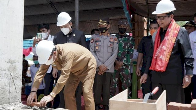  Bupati Luwu, Dr H Basmin Mattayang melakukan peletakan batu pertama pembangunan Kantor Pengadilan Agama Belopa Kelas II diikuti Ketua Pengadilan Tinggi Agama Makassar, Dr H Abu Huraerah, Ketua DPRD Luwu, Rusli Sunali, dan Wakapolres Luwu, Kompol H Abd Salam di Kelurahan Sabe kecamatan Belopa Utara, Senin (6/9/2021)