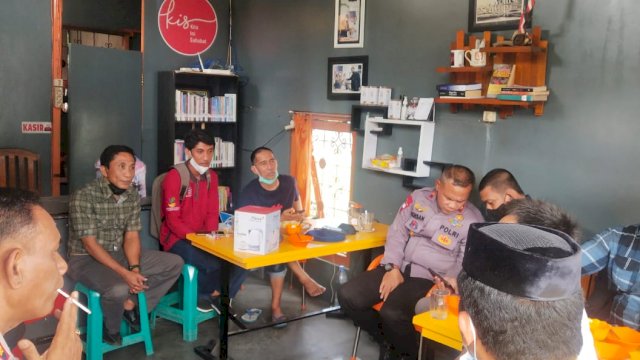 Komandan Batalyon ( Danyon ) C Pelopor Satbrimob Polda Sulsel Kompol Nur Ichsan, S.Sos menggelar silaturrahmi dengan sejumlah jurnalis Bone Sulawesi Selatan.