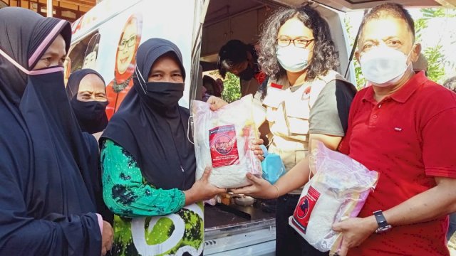 Baguna PDIP Sulsel Salurkan Ratusan Paket Sembako untuk Korban Banjir Bandang di Wajo