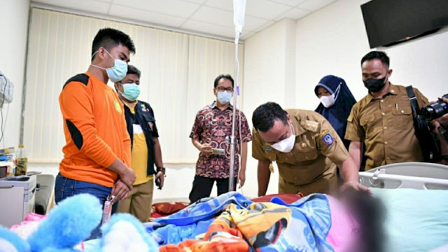 Plt Gubernur Sulsel menjenguk anak korban penganiayaan oleh orang tuanya di Gowa.