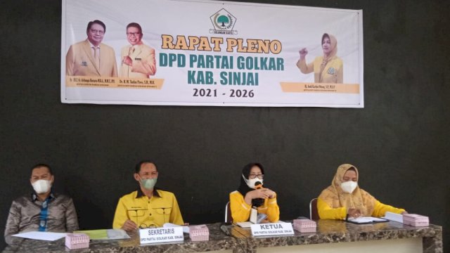 Saat Andi Kartini memimpin rapat pleno DPD II Golkar Sinjai, Selasa (7/9).