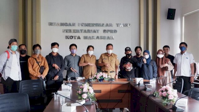 Saat Plt Sekwan DPRD Makassar mengajak para wartawan post DPRD Makassar untuk berfoto, Selasa (7/9).