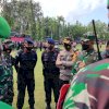 Danyon Brimob Bone Bantu Evakuasi Mobil Pickup Terjebak Lumpur, Saat Tinjau Pos Pam Kunjungan RI 1
