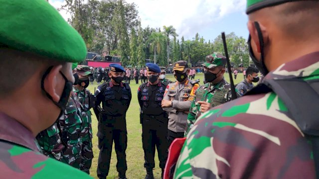 Danyon Brimob Bone Bantu Evakuasi Mobil Pickup Terjebak Lumpur, Saat Tinjau Pos Pam Kunjungan RI 1
