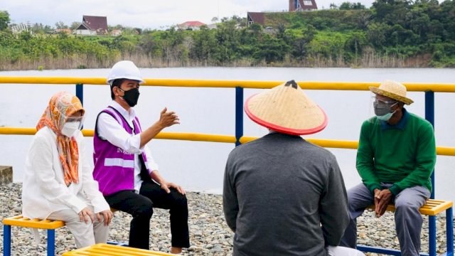 Presiden Jokowi saat berada di sekitar bendungan di Wajo.