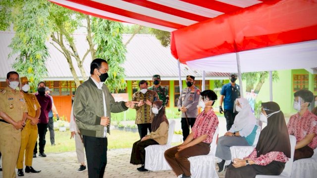 Presiden Joko Widodo didampingi Ibu Negara Iriana Joko Widodo mengawali kunjungan kerjanya di Provinsi Sulawesi Selatan dengan meninjau kegiatan vaksinasi bagi pelajar yang digelar di SMA Negeri 3 Wajo, Kabupaten Wajo, pada Kamis, 9 September 2021.