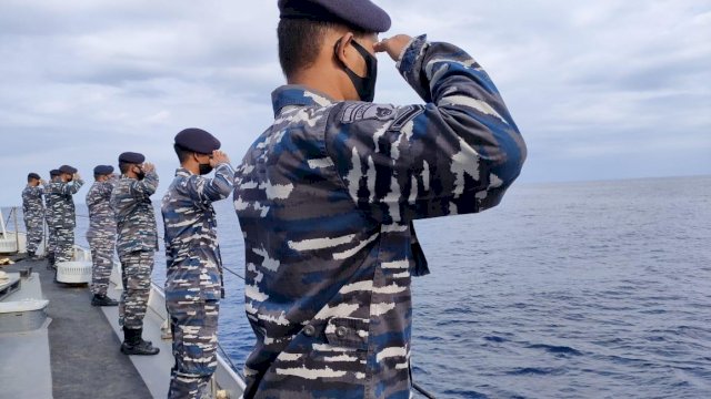 Di Posisi Tenggelamnya KRI Nanggala-402, KRI Badau-841 Doa Bersama Dan Tabur Bunga HUT Ke-76 TNI AL