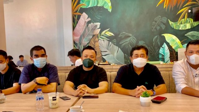 Aliansi Masyarakat dan Pemuda Makasaar, terdiri dari berbagai kelompok organisasi di Kota Makassar. Arul (tengah).