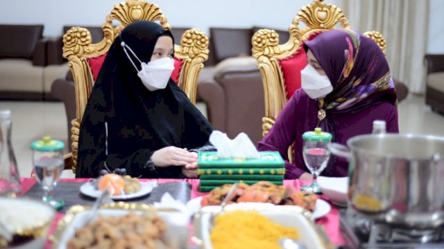 Terima Kunjungan Silaturahmi, Naoemi Octarina Berbincang Santai Bahas Pemuda-pemudi dan Sutra