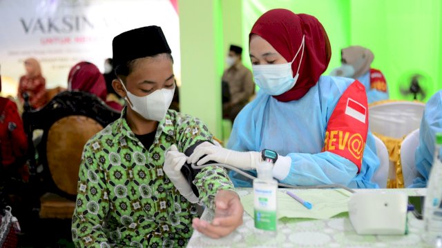 Pelaksana Tugas Ketua Tim Penggerak PKK Sulsel, Naoemi Octarina ST, mendampingi Penasehat Dharma Wanita Kementrian Pemuda dan Olahraga, Nadiah Zainuddin Amali, saat menghadiri Vaksinasi
