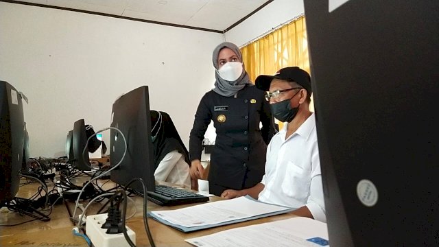 Bupati Luwu Utara, Indah Putri Indriani, memantau pelaksanaan Seleksi Kompetensi Calon Pegawai Pemerintah dengan Perjanjian Kerja (PPPK) Tahun 2021 di SMK Negeri 1 Luwu Utara, Senin (13/9/2021). 