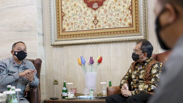 Kepala Bakamla RI dengan Wali Kota Makassar.
