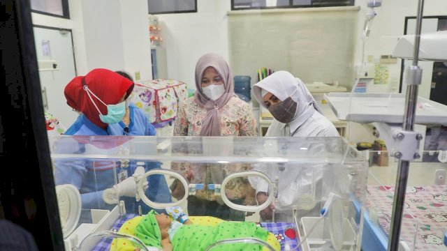 Wawali Kota Makassar bersama Istri Danny Pomanto Jenguk Bayi Laki-Laki yang Ditemukan di Dekat Lampu Merah Bajiminasa