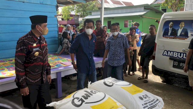 Kader DPD NasDem Wajo, Sulsel, langsung menyalurkan bantuan darurat ke warga yang rumahnya rusak akibat angin puting beliung di Desa Botto, Kecamatan Takkalalla, Jumat (16/9/21). 