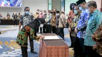 Rakorwasda 2021, Bupati Lutra Dikukuhkan Jadi Dewan Pembina AAIPI 2021 &ndash; 2024