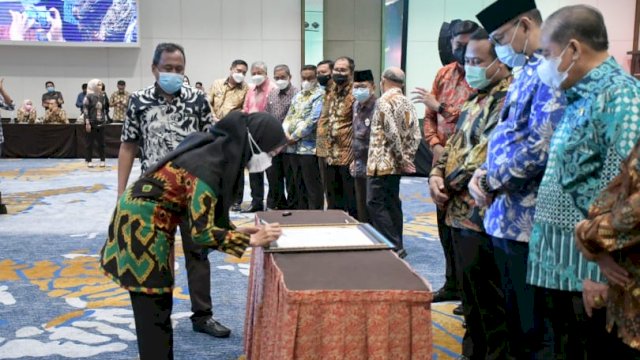 Bupati Luwu Utara, Indah Putri Indriani, dikukuhkan menjadi salah satu Anggota Dewan Pembina Asosiasi Auditor Intern Pemerintah Indonesia (AAIPI) Periode 2021-2024. 