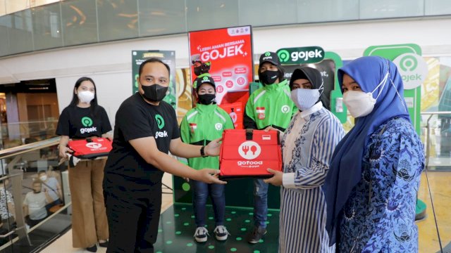 Dengan komitmen membantu masyakarat khususnya di tengah pandemi, Gojek dengan penerapan J3K yakni Jaga Kesehatan, Jaga Kebersihan, serta Jaga Keamanan, membagikan bag gratis kepada mitra gojek Makassar.