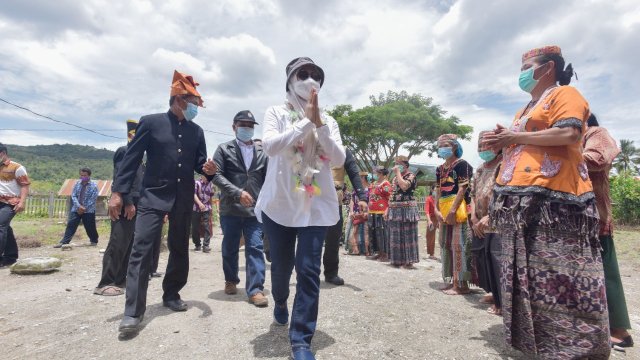 Bupati Luwu Utara, Indah Putri Indriani (IDP) menghadiri pesta panen masyarakat Desa Leboni, Kecamatan Rampi, Kabupaten Luwu Utara, Sulawesi Selatan, Jum'at (17/09/2021).