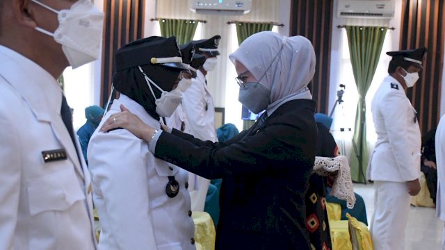 Sebanyak 102 Kepala Desa yang terpilih hasil Pilkades Tahun 2021 resmi dilantik oleh Bupati Luwu Utara, Indah Putri Indriani, Senin (20/9).