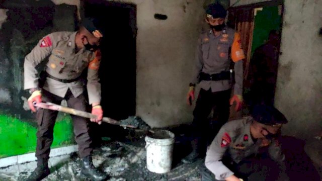Aksi Kemanusiaan Brimob Bone Bantu Korban Kebakaran di Kecamatan Ulaweng