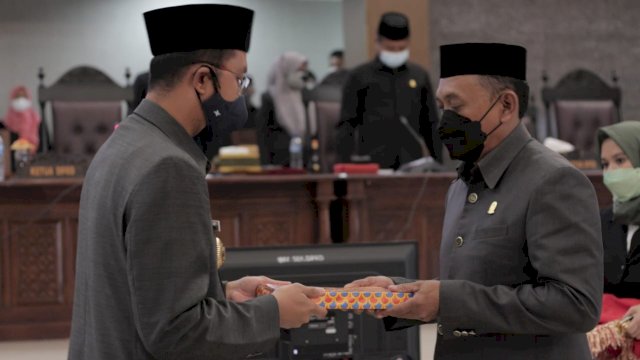 Bupati ASA menyerahkan APBD-P 2021 ke Pjs Ketua DPRD Sinjai.