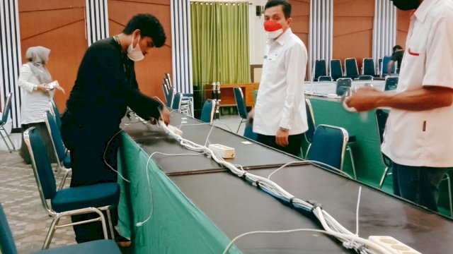 Jelang Tes SKD CPNS, Armiadi Pantau Pemasangan Jaringan Internet di Aula La Galigo