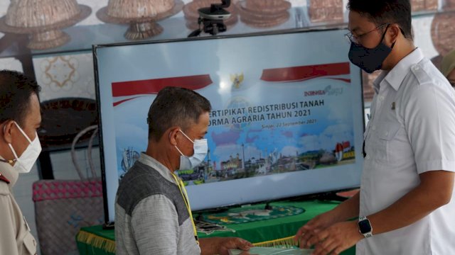 Bupati ASA Bagikan Sertifikat Tanah ke Masyarakat