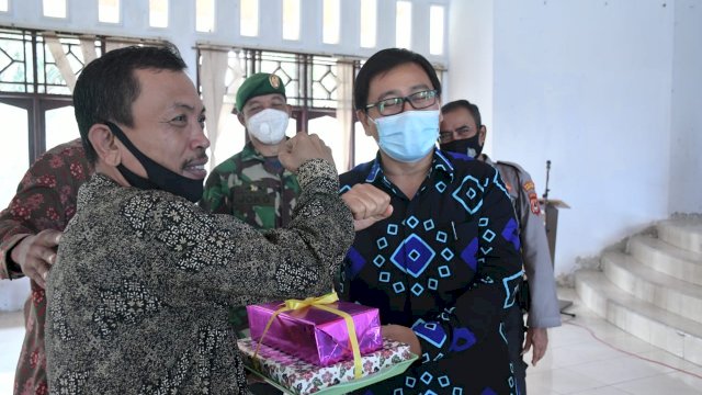Serah terima jabatan merupakan Starting point kerja bagi kepala desa terpilih, hal ini di ungkapkan Wakil Bupati Luwu Utara, Suaib Mansur ketika menghadiri serah terima jabatan kepala desa, Di aula kantor BLK, kecamatan Tanalili, Kamis (23/09).