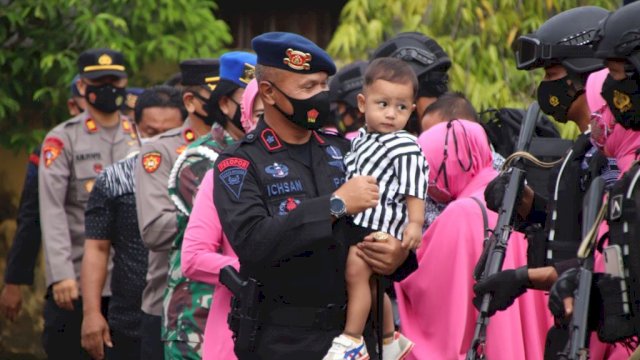 Sulawesi Selatan. Hari ini Batalyon C Pelopor Satbrimob Polda Sulsel memberangkatkan 2 Detasemen Anti Anarki ( Den AA ) 