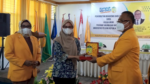 Berikan Kuliah Umum di UPRI Makassar, Bupati Lutra: Jangan Jadi Generasi yang Manja