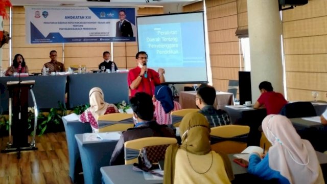 Anggota DPRD Makassar Ray Suryadi Arsyad Bersama Kepala Humas UNM Sosper Penyelenggaraan Pendidikan