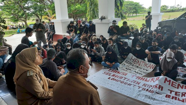 Saat Wakil Bupati Sinjai menemui para pendemo sambil berbicara secara terbuka di halaman kantor Bupati Sinjai, Senin (27/9).