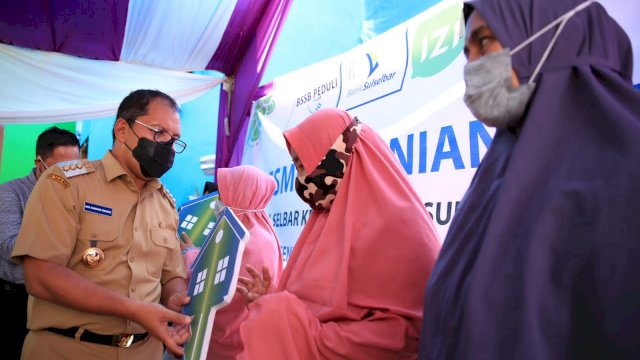 Inisiatif Zakat Indonesia (IZI) bersama Bank Sulselbar saling bersinergi memberikan bantuan dalam bentuk hunian tetap bagi masyarakat yang tertimpa musibah seperti halnya kebakaran.