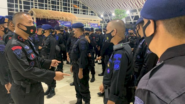 Kompol Ichsan Komandan Batalyon C Pelopor Brimob Polda Sulsel menyapa Personil sesaat akan Diterbangkan Ke Papua